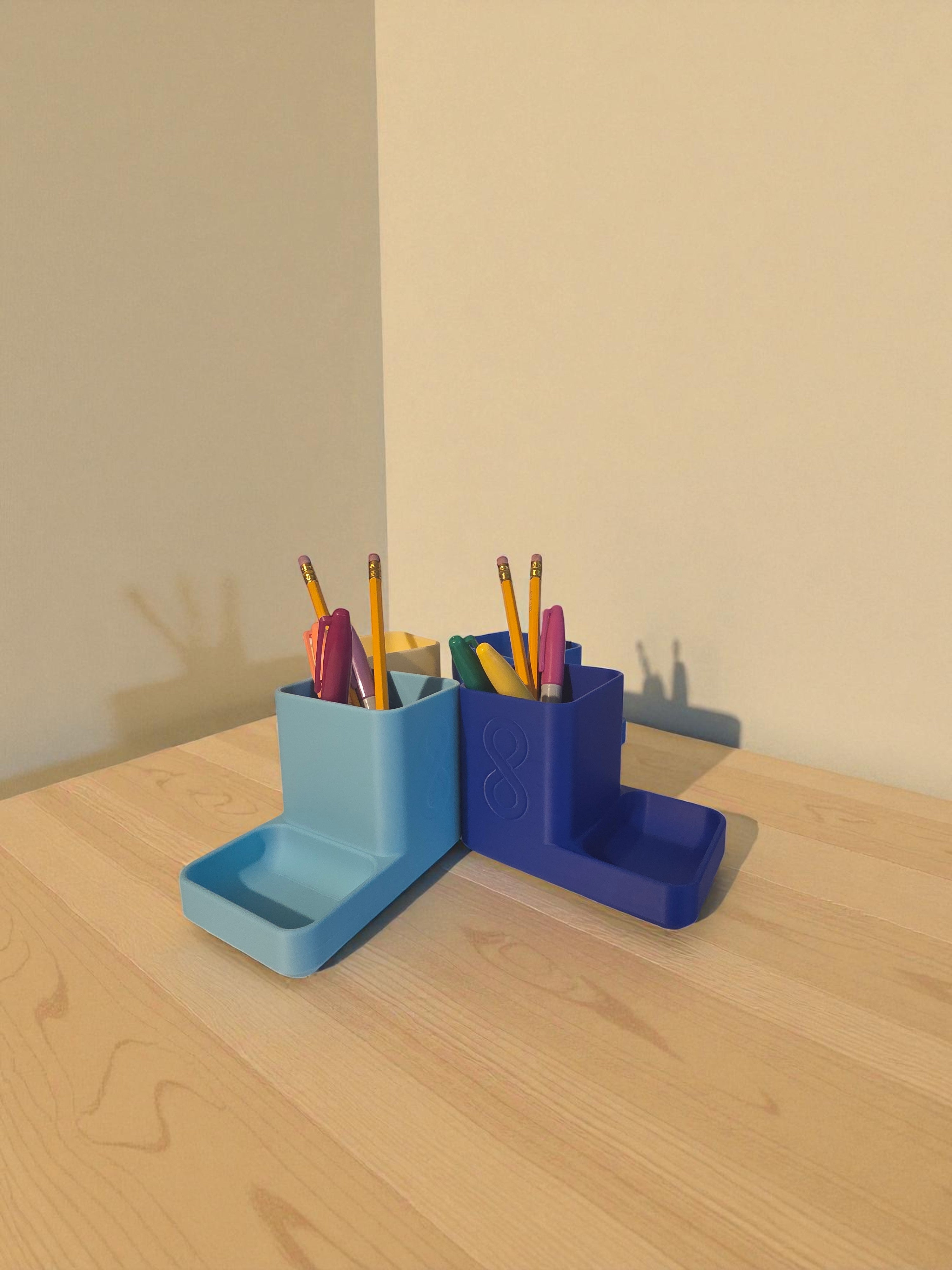 Desktop pen holder